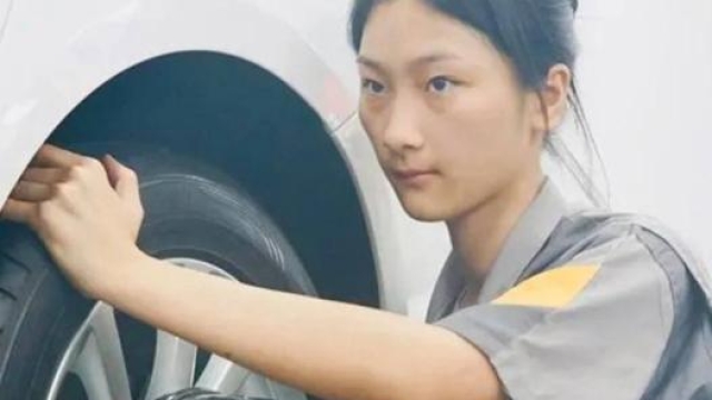 La 17enne Gu Huijing ha smontato e rimontato un motore in 26 minuti