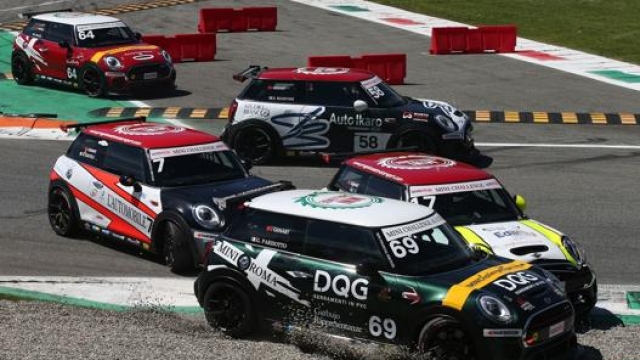 Le concitate fasi iniziali di gara 2 del Mini Challenge a Monza