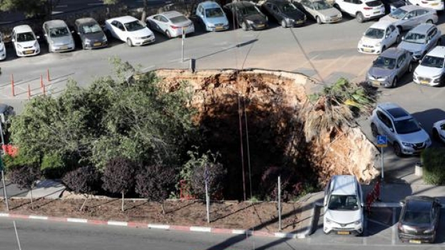 La voragine che si è aperta nel parcheggio dell'ospedale a Gerusalemme. Afp
