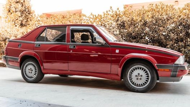 Il profilo inconfondibile di Alfa Romeo 75