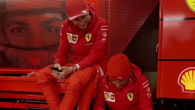 Charles Leclerc e Carlos Sainz nei box Ferrari durante la sospensione della gara a Spa