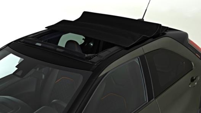La Toyota Aygo X in versione Air con tetto apribile