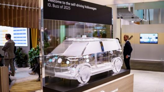 Volkswagen si prepara al lancio del van elettrico ID Buzz con funzioni di guida autonoma. Afp