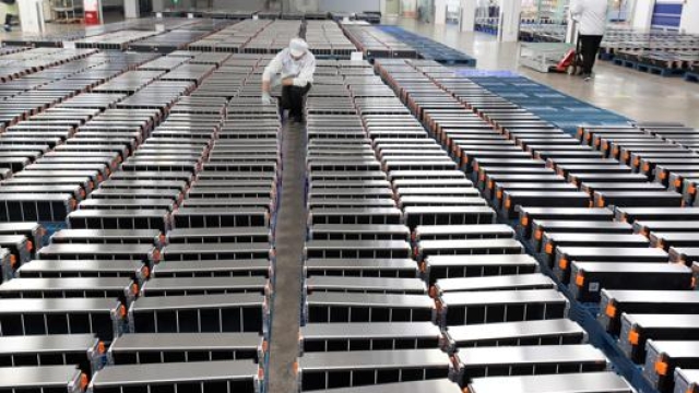 Una fabbrica di batterie a Nanjing in Cina. Afp