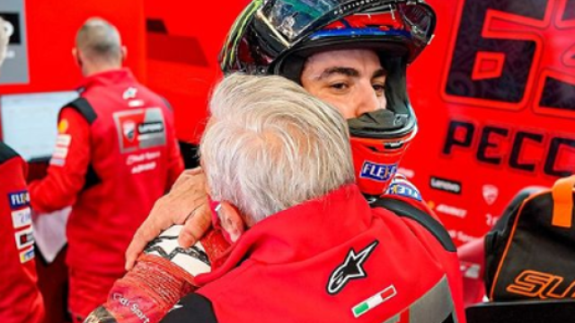 Tardozzi, team manager Ducati, consola Bagnaia al box
