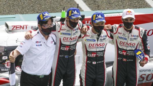 Nakajima insieme ad Akio Toyoda, Hartley e Buemi dopo la vittoria alla 24 Ore di Le Mans nel 2020