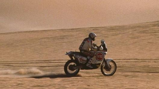 Edi Orioli in gara alla Dakar con la sua Cagiva Elefant 900 i.e.