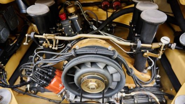Il motore è un sei cilindri boxer da 3 litri che dà potenza alle ruote posteriori tramite un cambio manuale ad alta velocità