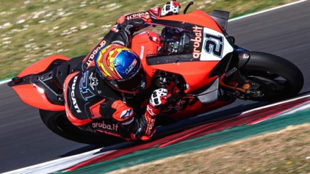 Michael Ruben Rinaldi sulla Ducati Panigale V4 R nel Mondiale Superbike. Ansa