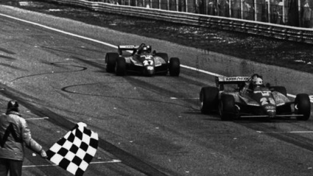 Pironi precede Villeneuve sul traguardo di Imola nel 1982. Ansa