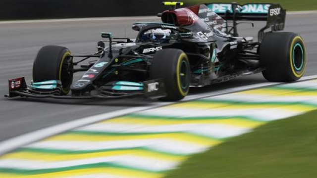 Lewis Hamilton in azione in Brasile. Afp