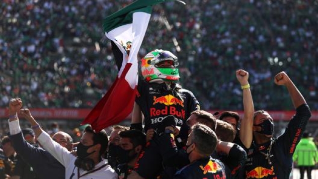 Sergio Perez festante per il terzo posto nel “suo”  GP del Messico