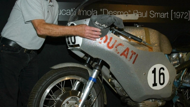 Paul Smart nel 2006 al museo Ducati a fianco alla moto con cui vinse a Imola nel 1972