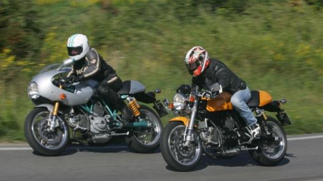 Paul Smart sulla sinistra alla guida della replica della moto con cui vince e a fianco l’altra versione nuda della 1000 GT
