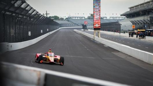Romain Grosjean  impegnato sullo storico ovale di Indianapolis