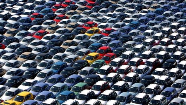 Il 60% di vetture in Italia ha più di 10 anni, una su cinque è addirittura ultraventennale