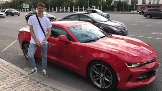 Alexey Miranchuk con una Chevrolet Camaro rossa (foto @miranchuk)