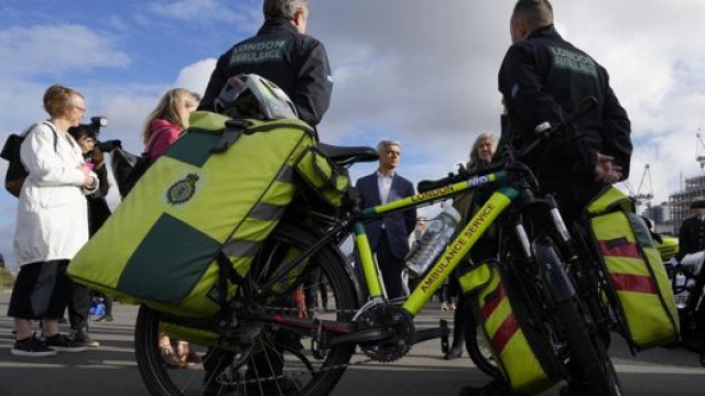 Il sindaco di Londra Sadiq Khan incontra utenti di veicoli elettrici e ciclisti. Ap