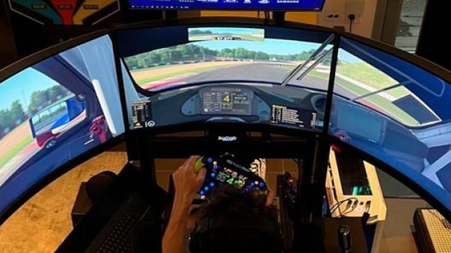 In una storia instagram Valentino Rossi si è mostrato alle prese con un simulatore per auto