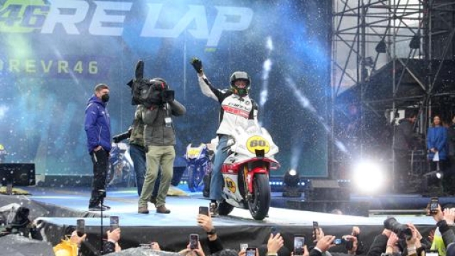 L'arrivo di Valentino Rossi all'evento "One More Lap" per i 60 anni di Yamaha