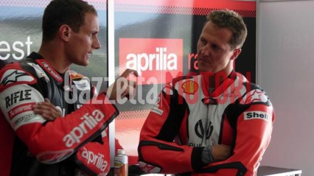 Michael Schumacher a colloquio con Alex Hoffmann, collaudatore Aprilia, il giorno del test top secret a Valencia