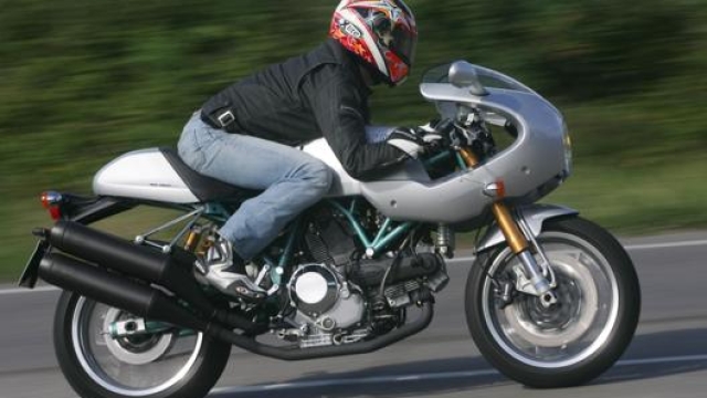 Nel 2005 Ducati lanciò la Paul Smart 1000, che assieme alla MH 900e può essere considerata la sua prima sportiva neo-retrò