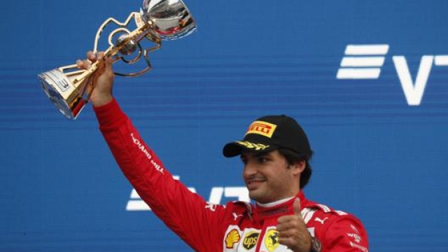 Carlos Sainz sul podio del GP di Russia. Ap