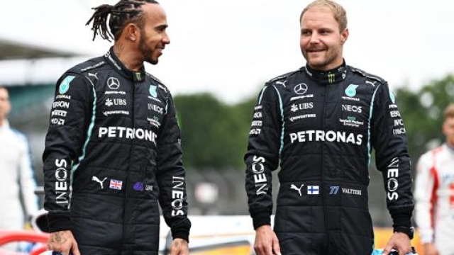 Lewis Hamilton con Valtteri Bottas. Getty
