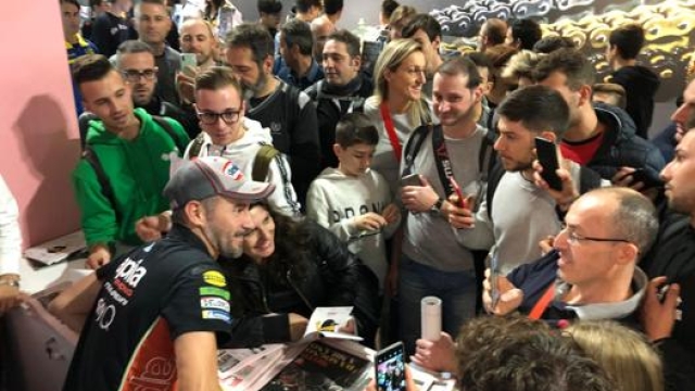Max Biaggi nel 2019 allo stand Gazzetta a Eicma dove ha firmato le copie del giornale e incontrato i fan