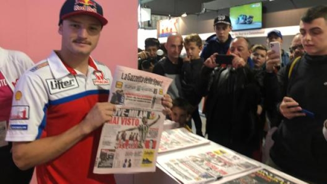 Jack Miller allo stand Gazzetta a Eicma 2019 dove ha firmato copie del quotidiano e incontrato i fan