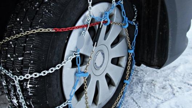 Tra le “dotazioni invernali” da avere a bordo del veicolo in inverno, le catene da neve possono essere sostituite dalle gomme termiche