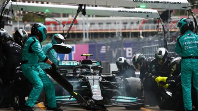 Lewis Hamilton nel momento cruciale del pit stop. Getty
