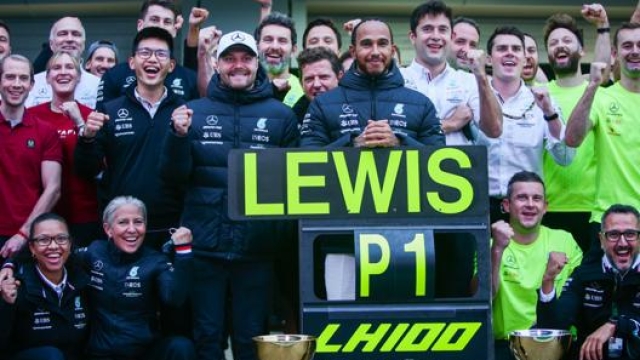 Lewis Hamilton festeggia con il suo team la vittoria numero 100. Getty