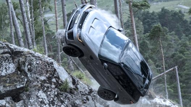 La Range Rover Sport Svr in volo in una scena di No Time To Die