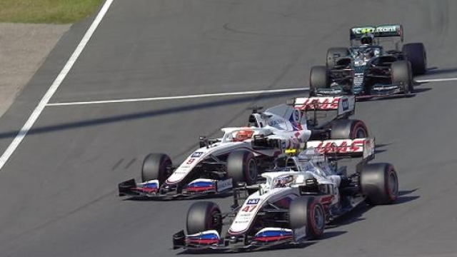 Il contatto ravvicinato in qualifica tra le due Haas e Vettel rimasto bloccato