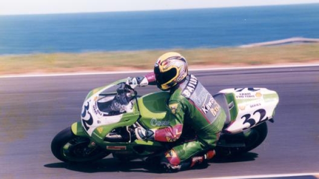 Moto Kawasaki, casco di Max Biaggi… eppure è proprio Bayliss, prima del suo esordio iridato in Wsbk