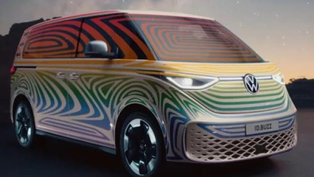 Il Volkswagen ID.Buzz presentato con l'ormai consueto camouflage colorato delle elettriche di Wolfsburg