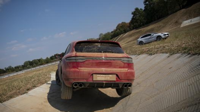 Sul percorso in fuoristrada, è possibile valutare con attenzione le qualità della gamma Suv Porsche