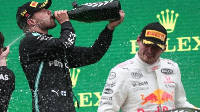 Valtteri Bottas e Max Verstappen sul podio di Istanbul. Epa