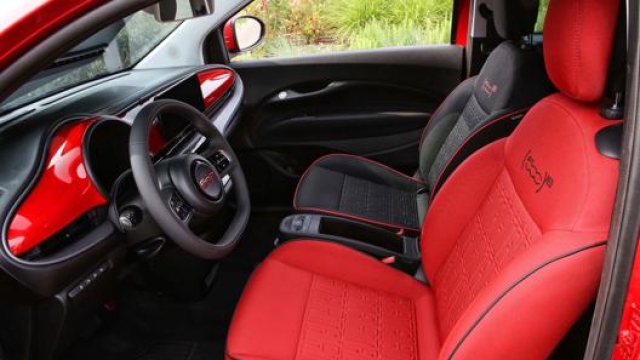 L’abitacolo della serie speciale 500 (Red) può montare il sedile del conducente in colorazione rossa
