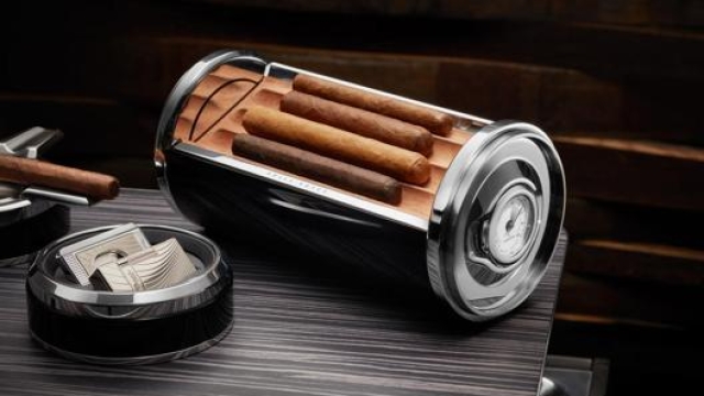 Un humidor in legno di cedro spagnolo offre all’utente un vassoio per i sigari, mantenuti nel perfetto livello di umidità
