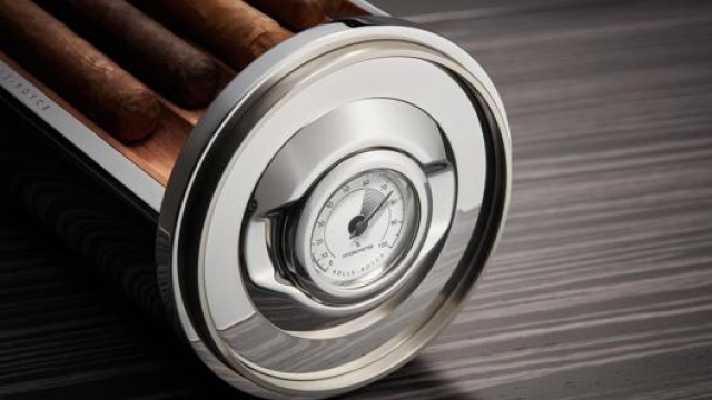 La giusta umidità è garantita da un ignometro con dettagli richiamanti le lancette dell’orologio Rolls-Royce
