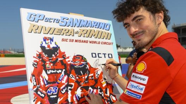 Francesco Bagnaia firma il manifesto del GP di san Marino a Misano