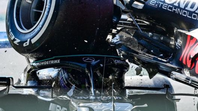 L’immagine impressionante del pneumatico posteriore destro della Red Bull che si appoggia al casco di Hamilton
