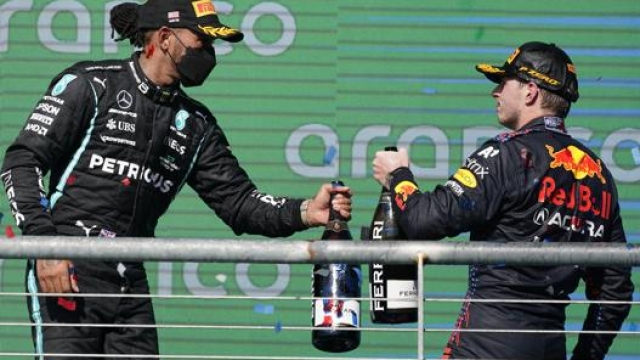 Da sinistra Lewis Hamilton e Max Verstappen. Ap
