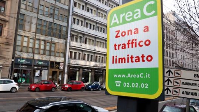 Uno dei cartelli che segnano i “confini” dell’Area C a Milano. Ansa