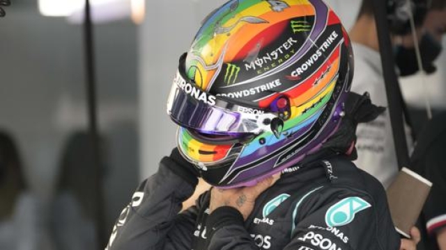 Lewis Hamilton con il casco che userà in Arabia Saudita. LaPresse