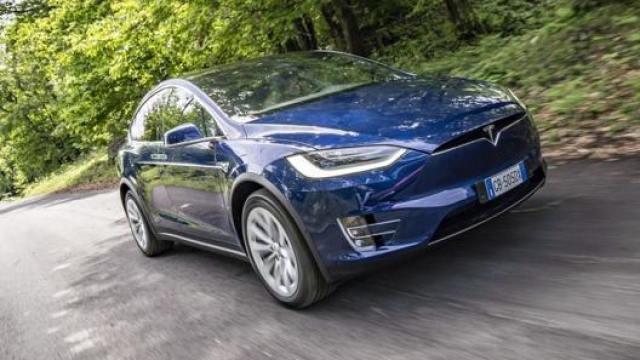 La Tesla Model X Long Range 4WD con batteria da 100 kWh ha 505 km di autonomia