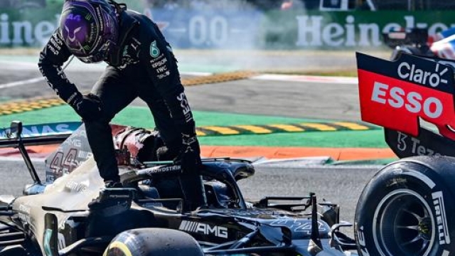 Lewis Hamilton esce dalla sua Mercedes dopo il botto con Verstappen. Afp