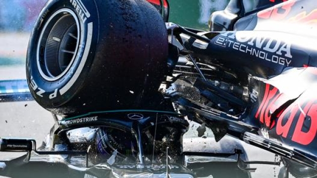 La ruota della Red Bull di Verstappen sopra il casco di Hamilton. Afp
